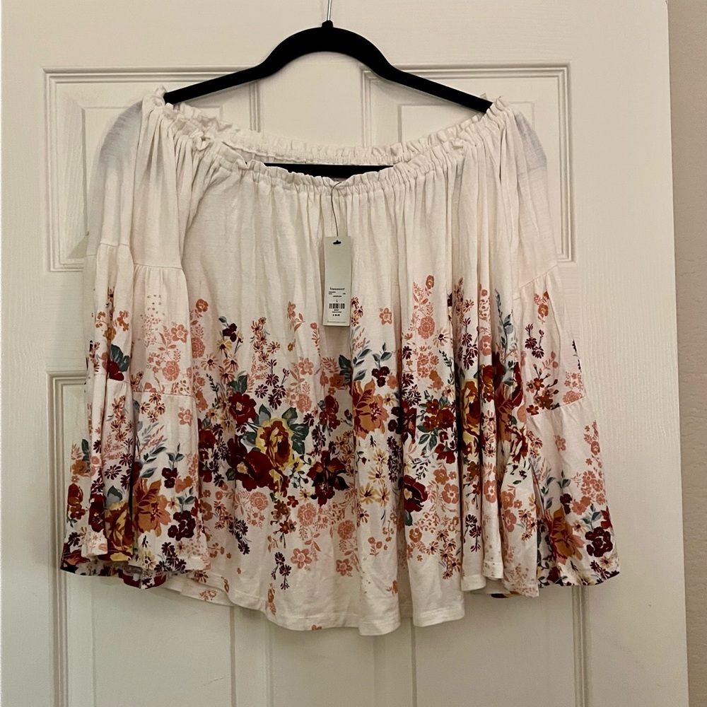 PRICE FIRM - NWT floral off the shoulder blouse🌼